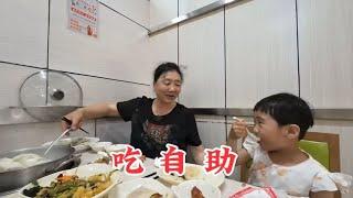 儿媳妇出去聚餐，公公婆婆带着儿子孙女吃自助，然然就吃罐头鸡脖