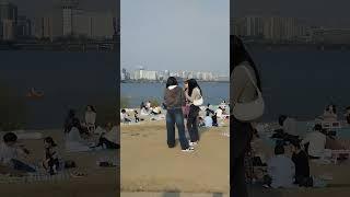 젊은이들이 외국 젊이와 어울려 손벽치며 잘 어울려 지내는군요