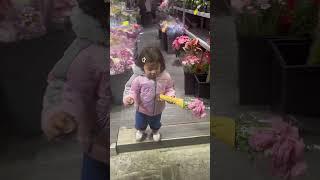 Teaching my daughter that she can buy flowers for herself  #rose #hongkong #family #selflove