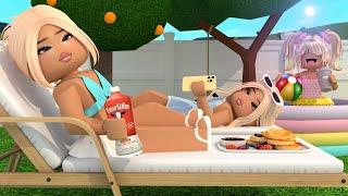 FAMILY SUMMER HOUSE MORNING ROUTINE! *LIVING OUR DREAM LIFE* Roblox Bloxburg Voiced Roleplay