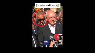 Kemal Kılıçdaroğlu konuşurken dayı burnunu karıştırıyor