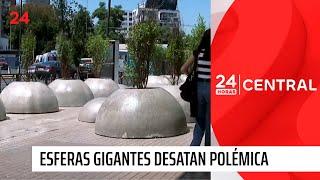 Polémica por instalación de esferas gigantes en vereda del Costanera Center | 24 Horas TVN Chile