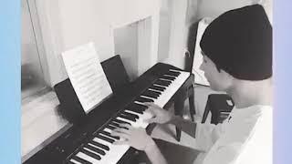 SEVENTEEN DK playing piano