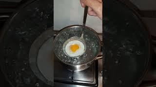 Простой и вкусный завтрак. Как приготовить яйцо Пашот без уксуса и плёнки #shorts