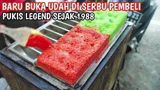 KUE PUKIS LEGEND PASAR GEDE YANG TAK PERNAH SEPI PEMBELI UNTUK BERBURU KULINER KHAS SOLO