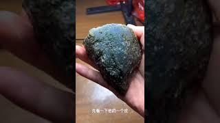 缅甸天然翡翠原石实战记录：莫西沙脱沙料，如果棉化开了，那就是爱情了