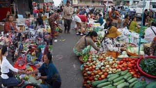 Chbar Ampov Food Market Vs Boeng Trabek Market - Lifestyle & Activities of Vendors & Buyer In Market