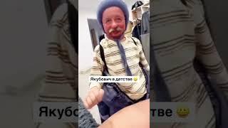 Шутит над братишкой