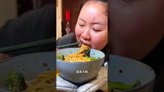 天热不想吃饭，你就来一碗重庆豌杂面   ，麻辣鲜香，一口下去真的太满足了