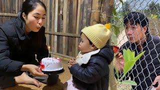 The silent love of her ex-husband.A single mother happily celebrates Christmas with her two children