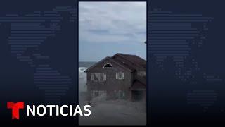 Una vivienda colapsa frente al mar en Carolina del Norte | Noticias Telemundo