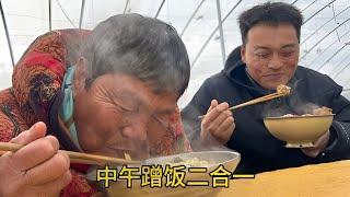 Big face still eats rice for lunch, meatballs and dumplings two-in-one, smeared with homemade chili