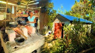 YA YIPE NO SE MOJA,PERO LA COCINA LE ESTá CAYENDO CASI ENCIMA.LA VIDA DEL CAMPO