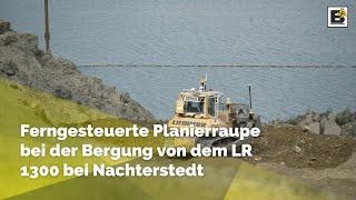 Ferngesteuerte Planierraupe bei der Bergung von dem LR 1300 bei Nachterstedt