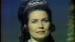 Loretta Lynn - Woman Of The World (Leave My World Alone)