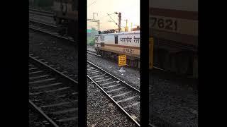 Entering Kanpur Central #railwayfanexpress #railwaysfan #expresstrain #highspeedtrain#passengertrain