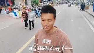 蔡伟一大早去赶农村集市，今天买一只猪蹄回去吃，看看多少钱一斤