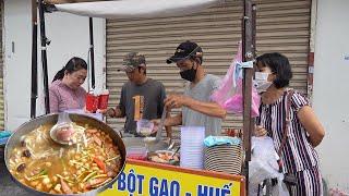 Xe bánh canh giò heo 20k/tô hút khách trên vỉa hè Sài Gòn