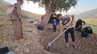 Afshin and Shokoofeh help grandfather and Elham build a platform