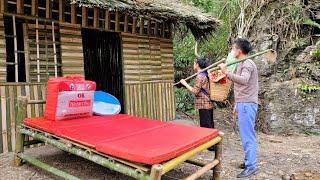 The kind man and the orphan girl Tieu Bong returned to the old hut to bring things to their new home