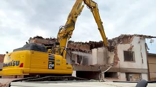 KOMATSU PC210NLC DEMOLITION of a school - San Giovanni al Natisone, Italy