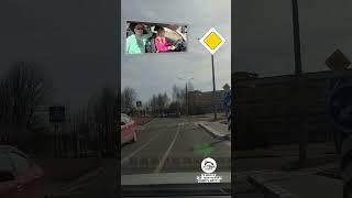 ПОВОРОТ НАПРАВО на перекрестке #вождение  #гаи #shorts #автошкола