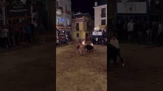 Toro Bravo Embolado se Descontrola en Fiestas!!! #Fuego #susto #toros