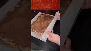 Sobremesa tipo Tiramisú em forma de rolo… #receitasimples #receitacaseira #tiramisu #rolo #comida