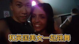 中国小伙儿和英国美女在舞池跳舞/中國小伙兒和英國美女在舞池跳舞