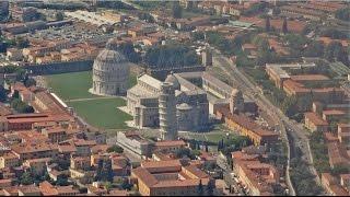 Boeing 737-800 Taking Off with View on the Leaning Tower of Pisa