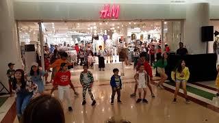 H&M Flash Mob @ 1U