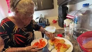 Doña Beba prepara tacos de nada para don Pancho enfermo