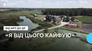 Життя наново у 60 років: переселенець із Запоріжжя відновлює закинуту базу відпочинку на Черкащині