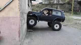 Lada niva climbs on the wall (gio niva)