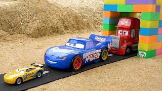 Rescue the cars truck from the magic gate with the police cars - Toy car story