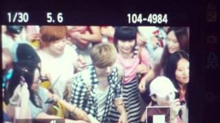 120527 EXOM Luhan Beijing airport fans attack!