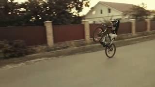 Wheelie a mountain bike