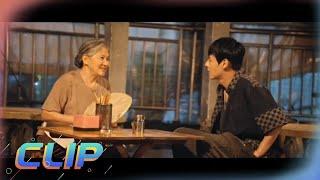 【冰场放映室】#冰球少年 陈彻#白澍 到小面摊看望奶奶，看到认真工作的父亲，内心五味杂陈，思考再三决定对父亲放下之前的怨恨。