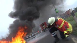 Feuerwehrmann und Kameramann von Verpuffung überrascht - Auto in Nortrup in Vollbrand