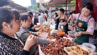 中国山城重庆最火爆的集市，卖鸡脚的姐妹花老板热情似火，1 元一个的三角粑，各种特色糕点现做现卖，现炒的火爆肥肠，人气爆满的油炸小酥肉，各种价格的荣昌卤鹅，香喷喷的手撕烤兔，重庆的街头美食一定不要错过