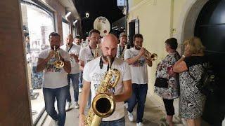 Caorle, la marcia musicale della Funkasin Street Band è trascinante