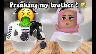 Putting toothpaste in my brothers oreos! | roblox mukbang