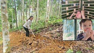 single mother takes care of the child Cut grass and dig ditches for water to drain