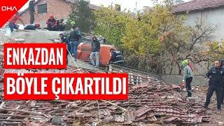 Ağır hasarlı bina çöktü; enkaz altında kalan iş makinesinin operatörü yaralandı