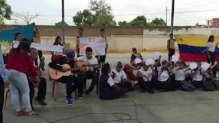 Alumnos y docentes de U.E. Arq. 'Manolo Muchacho' interpretan el tema 'Venezuela'