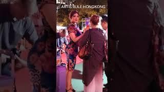 Artis Cantik bule Hongkong tetap murah senyum walau yang mengambil video seorang helper