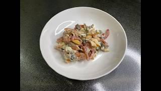  Festlicher Salat mit Räucherhuhn und Champignons 