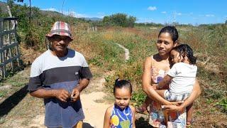 FAMÍLIA QUE VIVE EM BARRACO IMPROVISADO TINVERAM UMA GRANDE SURPRESA INESPERADA