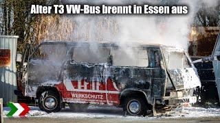 Alter T3 VW-Bus brennt in Essen aus