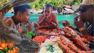 "IKAN SEMBILANG" [Lele Laut] Menjadi menu  TERNIKMAT Saat Makan Siang Di Atas Batu Karang.